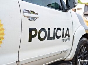 Homem agride e ameaça mulher com faca após discussão sobre término do relacionamento