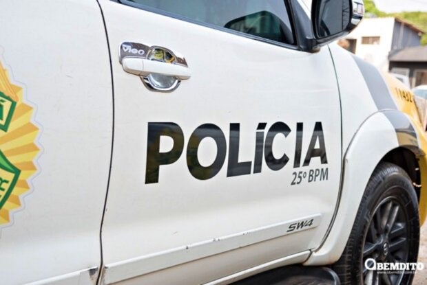 Homem agride e ameaça mulher com faca após discussão sobre término do relacionamento