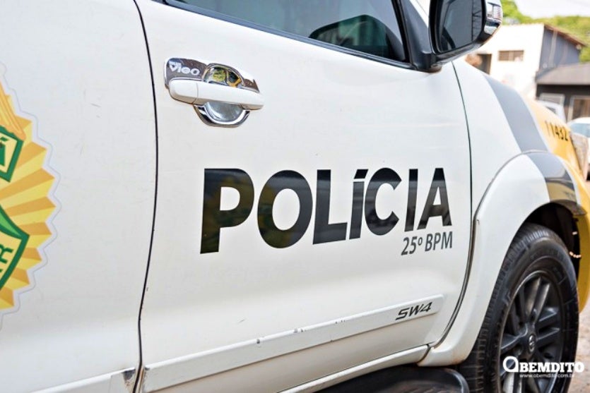 Homem agride e ameaça mulher com faca após discussão sobre término do relacionamento