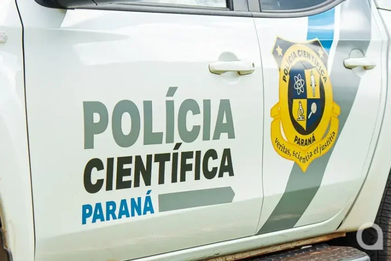 Viatura do IML vista pela lateral.