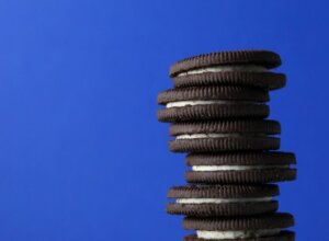 Foto de biscoitos recheados empilhados.