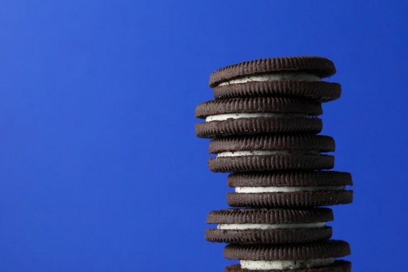 Foto de biscoitos recheados empilhados.