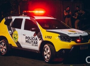 Condutora de moto é atacada por mulher, que a agride e danifica veículo e celular