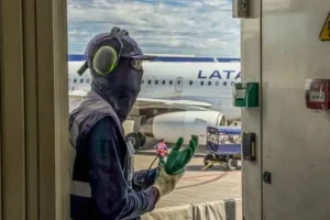 Trabalhador em aeroporto.