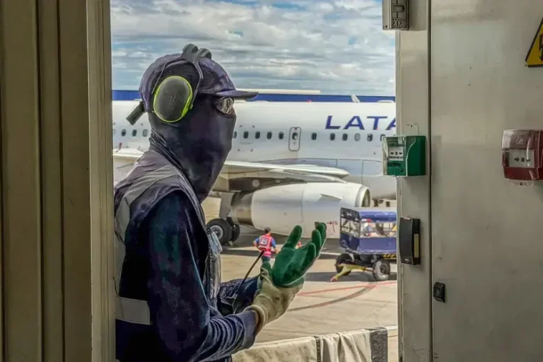 Trabalhador em aeroporto.