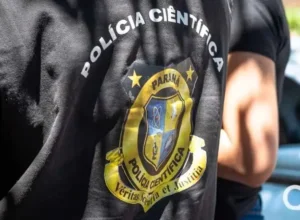 Trabalhador da Polícia Científica.