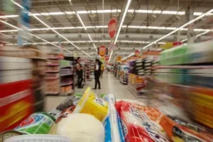Interior de supermercado.