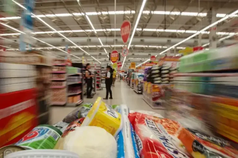 Interior de supermercado.