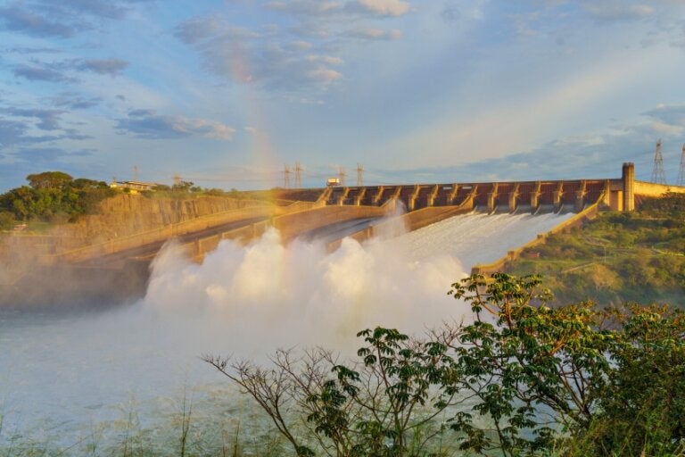 Itaipu abre vertedouro e passarela das Cataratas do Iguaçu está interditada