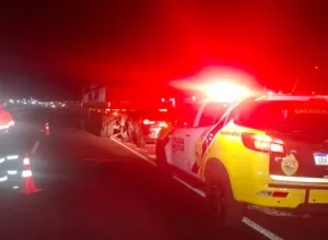 Jovem de 24 anos fica ferida após Jeep bater na traseira de caminhão na PR-323