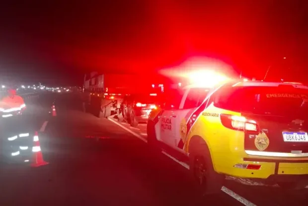 Jovem de 24 anos fica ferida após Jeep bater na traseira de caminhão na PR-323