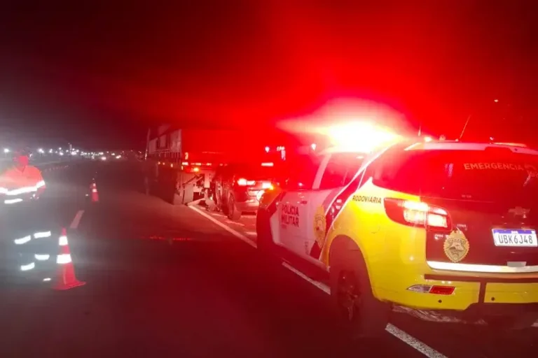 Jovem de 24 anos fica ferida após Jeep bater na traseira de caminhão na PR-323