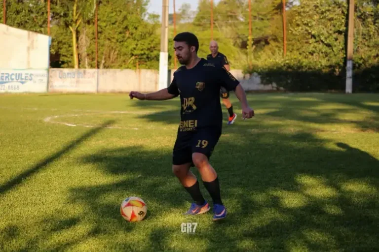Jr. Martelinho de Ouro vence líder e garante vaga nos playoffs do Ranking de Futebol Suíço