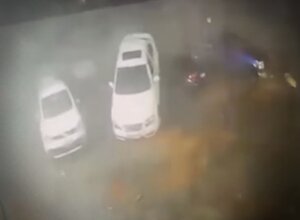Carro sendo levantado por vento durante temporal em Francisco Beltrão.