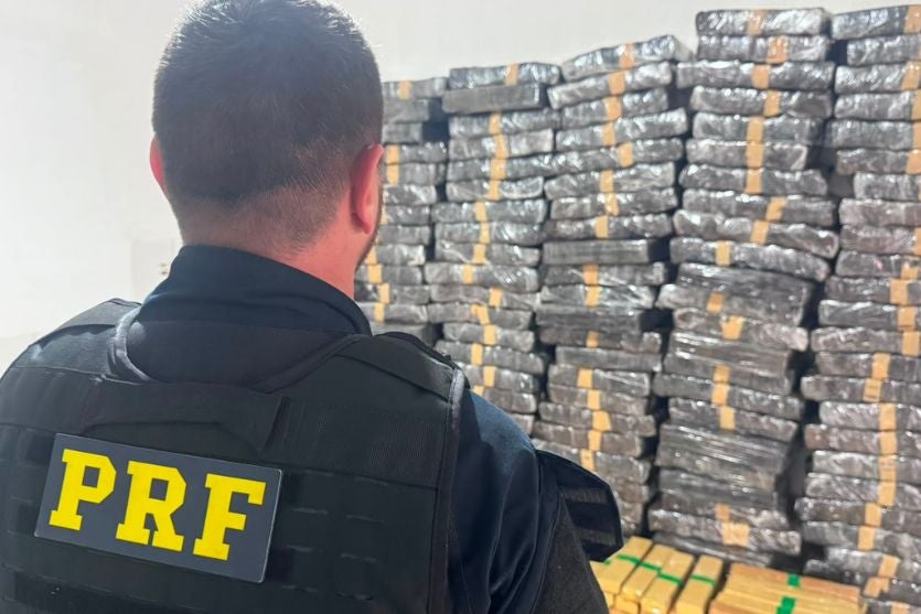 PRF apreende em Alto Paraíso 1,5 tonelada de maconha que estava em Hilux furtada na Argentina