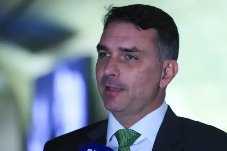 Mendonça inclui Flávio Bolsonaro como investigado no caso Dark Horse