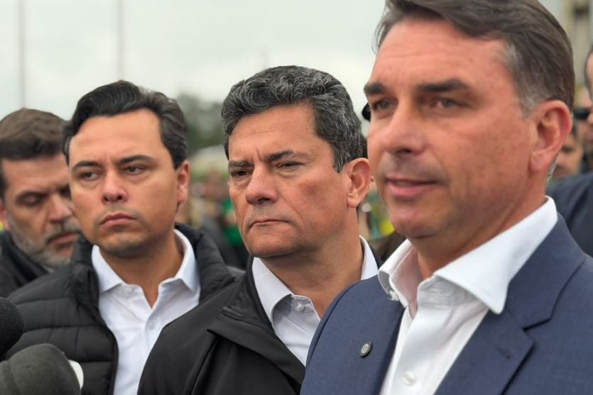 Em Ponta Grossa, Moro e Flávio Bolsonaro defendem impeachment de Alexandre de Moraes