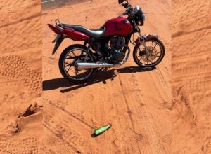 Jovem é flagrado com garrafa de cerveja na mão ao pilotar moto com placa dobrada em Pérola