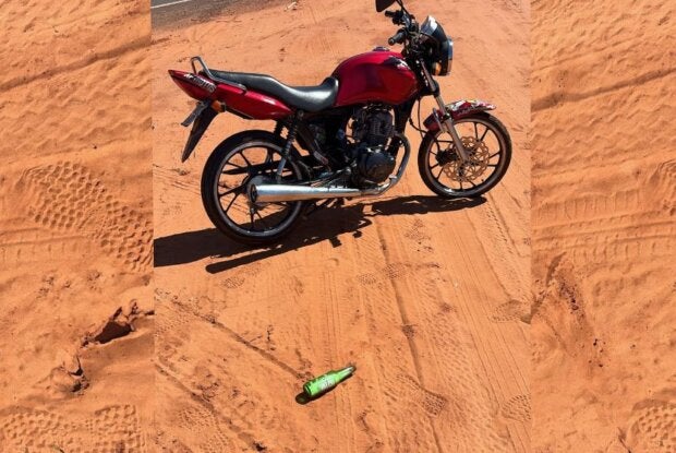 Jovem é flagrado com garrafa de cerveja na mão ao pilotar moto com placa dobrada em Pérola