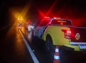 Motorista fica ferido após aquaplanar e bater contra barranco na PR-323 em Perobal
