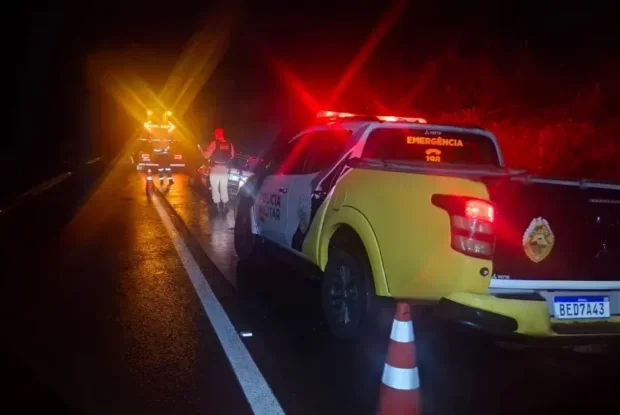 Motorista fica ferido após aquaplanar e bater contra barranco na PR-323 em Perobal