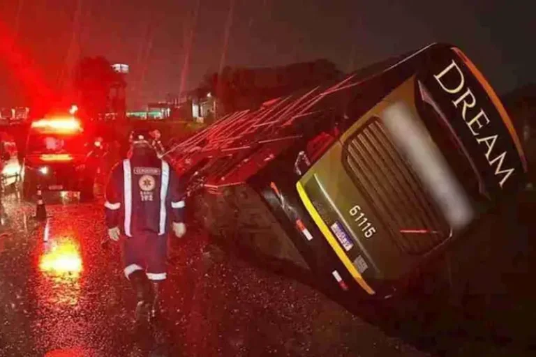 Ônibus com 18 passageiros tomba e deixa 10 feridos na BR-376 no Paraná