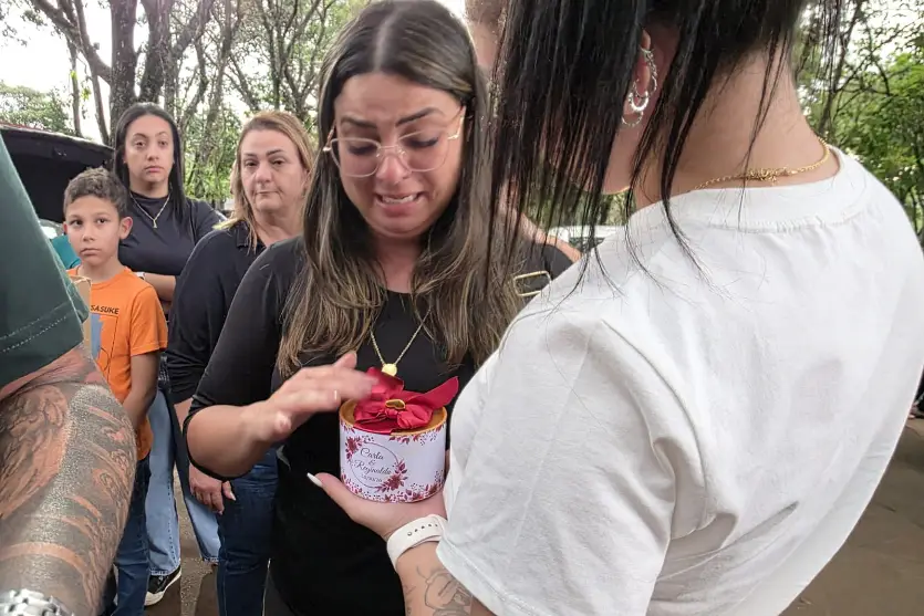Noiva de motoboy morto em acidente entrega lembrancinhas do casamento após sepultamento