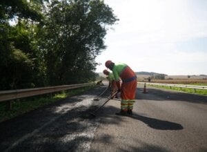 Trabalhadores realizando trabalhos na PR-323.