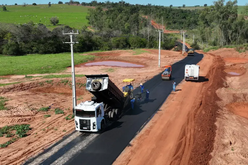 Pavimentação da Estrada 215 chega a 70% e entra na reta final em Serra dos Dourados