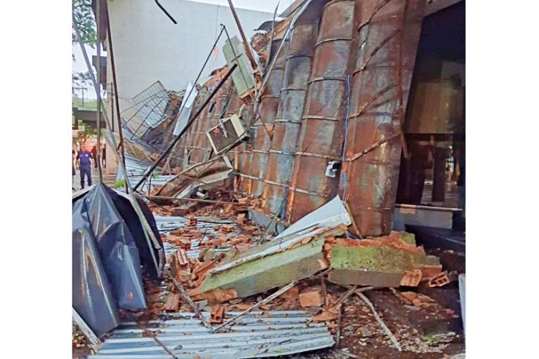 Vídeo mostra estrutura de pizzaria desabando durante temporal em Umuarama