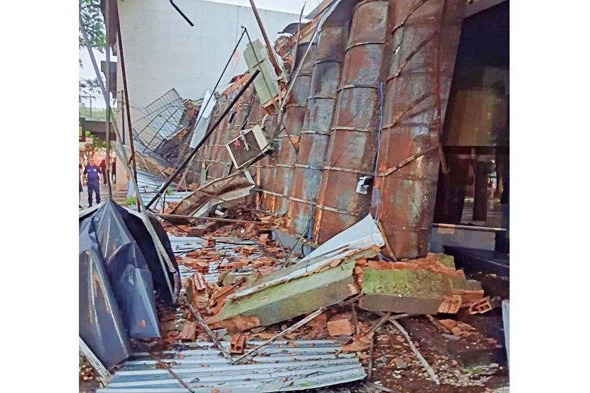 Vídeo mostra estrutura de pizzaria desabando durante temporal em Umuarama