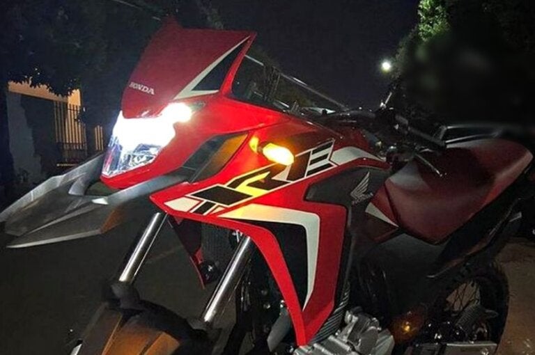 PM flagra jovem empinando moto em Umuarama; veículo não tinha retrovisores