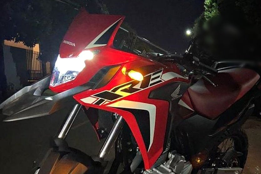 PM flagra jovem empinando moto em Umuarama; veículo não tinha retrovisores