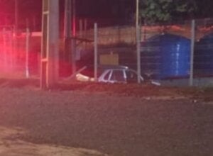 Motorista perde o controle da direção e carro invade pátio de empresa em Umuarama