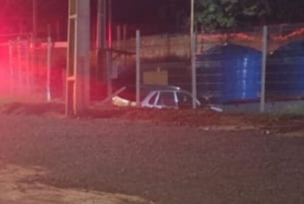 Motorista perde o controle da direção e carro invade pátio de empresa em Umuarama