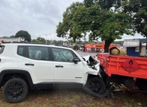 Grave acidente entre carro, patinete e caminhão deixa dois feridos na avenida Guanabara