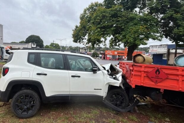 Grave acidente entre carro, patinete e caminhão deixa dois feridos na avenida Guanabara