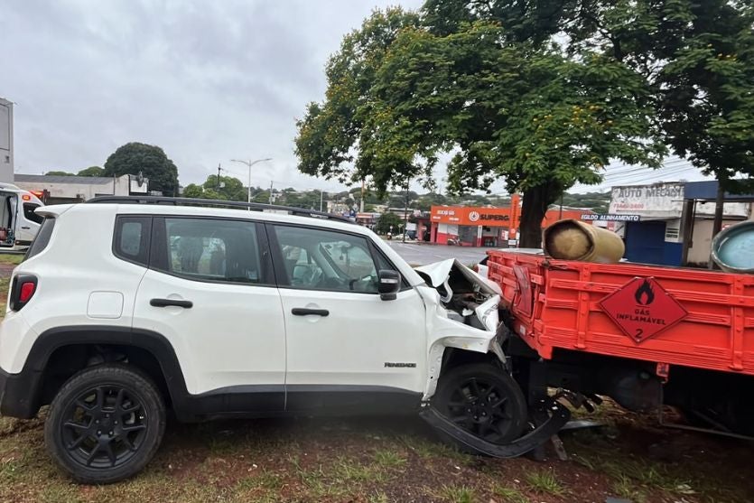 Grave acidente entre carro, patinete e caminhão deixa dois feridos na avenida Guanabara