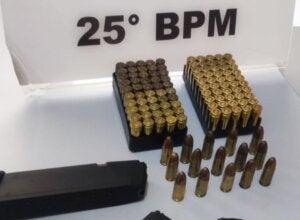 Polícia Militar apreende 115 munições e carregadores de pistola em chácara em Perobal