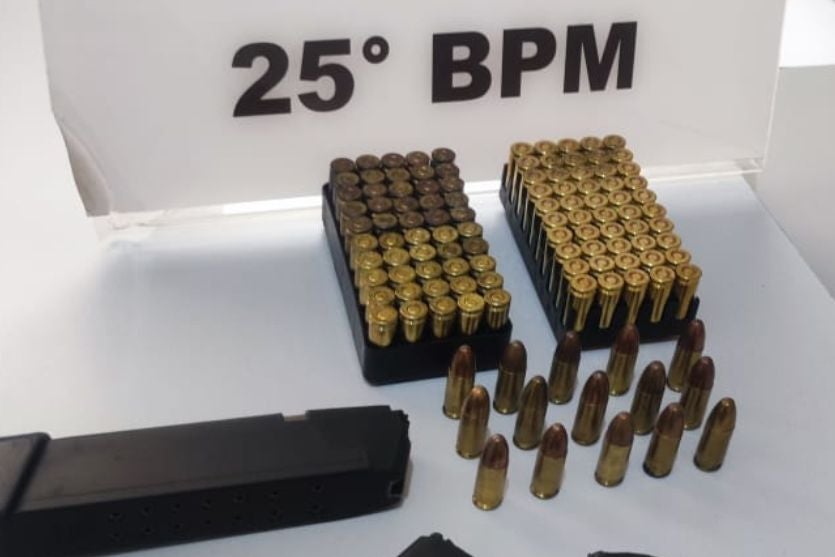 Polícia Militar apreende 115 munições e carregadores de pistola em chácara em Perobal