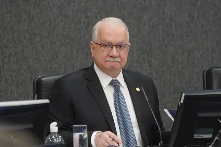 Fachin aguarda explicações de ministros Moraes e Mendonça para decidir sobre crise no STF