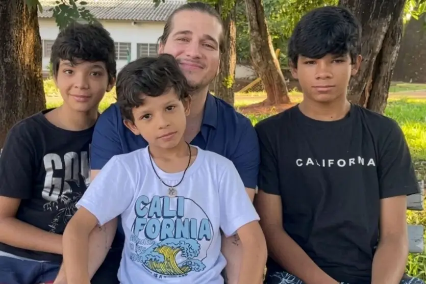 Professor e pai solo adota três irmãos para evitar separação das crianças