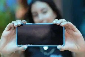 Adolescente com smartphone.