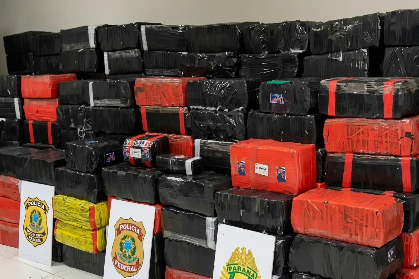 Quase 4 toneladas de maconha são apreendidas escondidas em carga de feno no Paraná