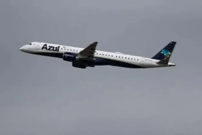 Raio atinge avião que saiu do Paraná e tinha como destino São Paulo