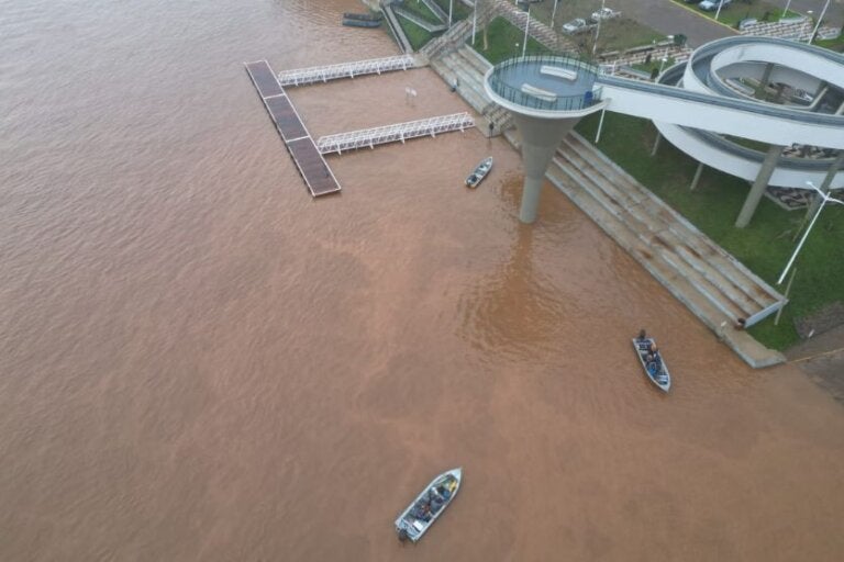 Imagens mostram cheia do Rio Paraná cobrindo áreas do balneário Porto Camargo