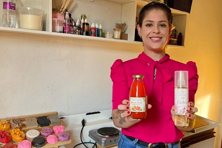 Sabonete artesanal leva professora a trocar emprego em escola por ateliê em casa