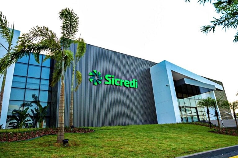 Sicredi Vale do Piquiri Abcd PR/SP alcança a marca de 300 mil associados