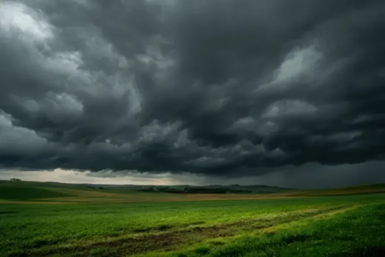 Tempo severo pode provocar tornados, granizo e ventos acima de 90 km/h no Paraná