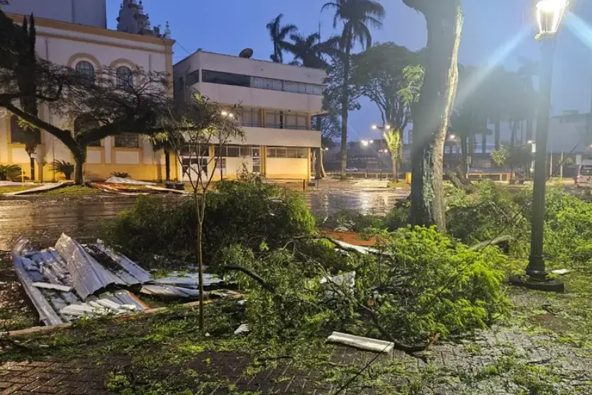Temporal com granizo e ventos de 124 km/h causa estragos em Apucarana; vídeo